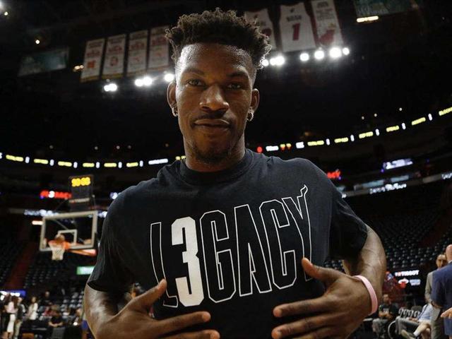 伸手越栏将
